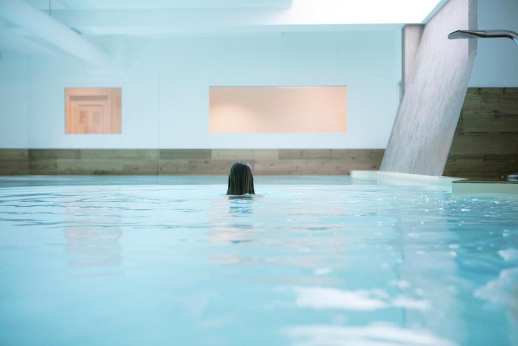 Piscina coperta riscaldata del centro benessere